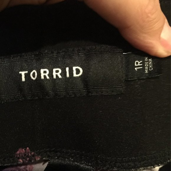 Torrid BLACK FLORAL PONTE STRETCH PULL-O - Picture 6 of 8